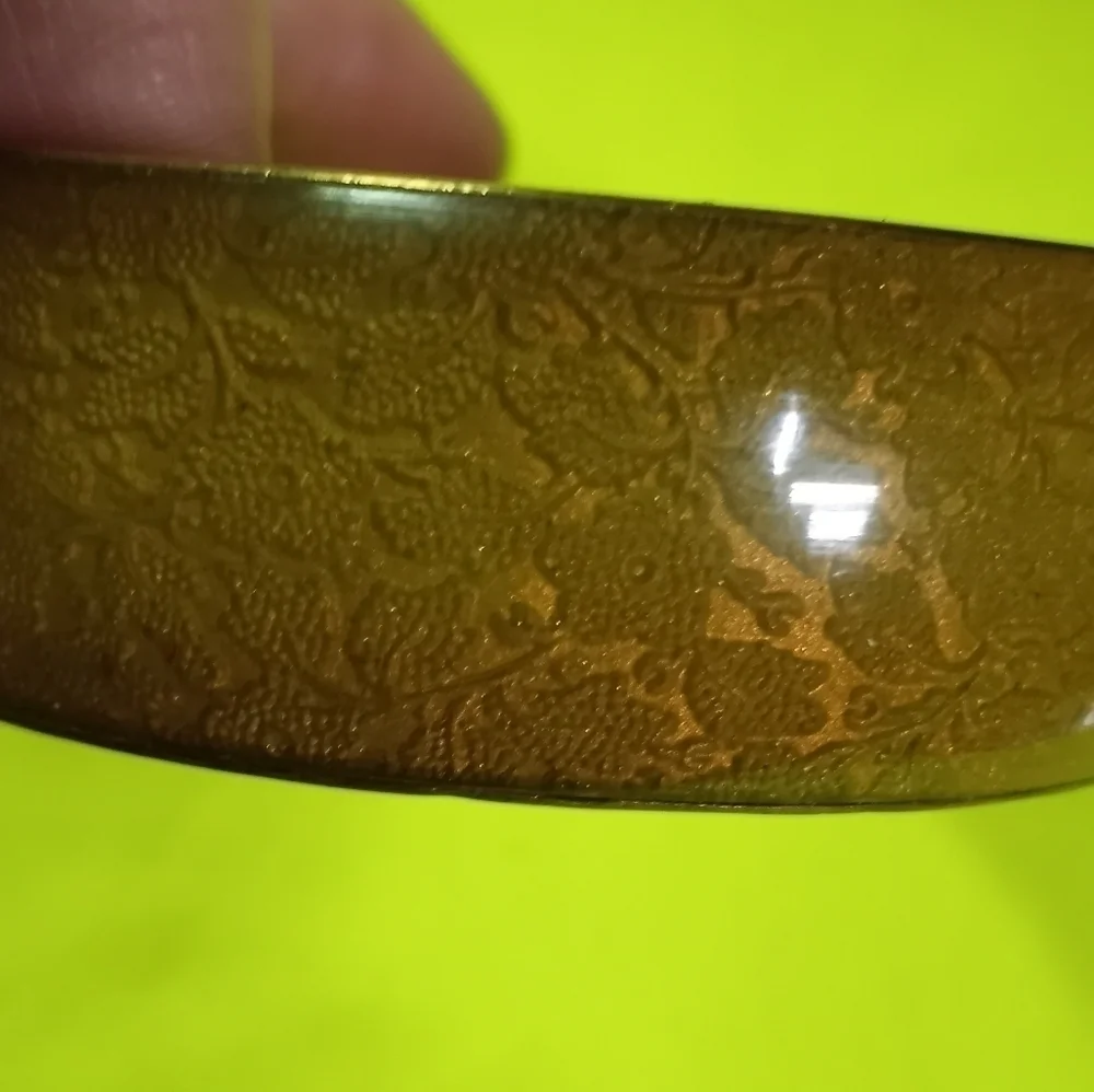 Brass lucite flower 🌸 floral lace Bangle bracelet has small dent & small crack.